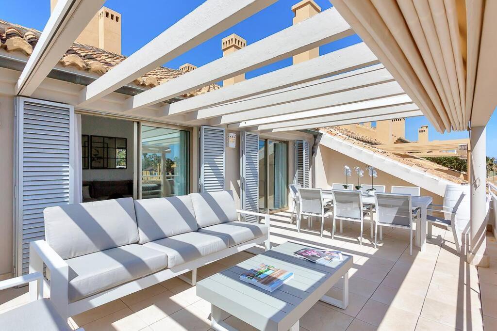 Yolo Spaces - Sotogrande Sea View Penthouse Сан Роке Екстериор снимка